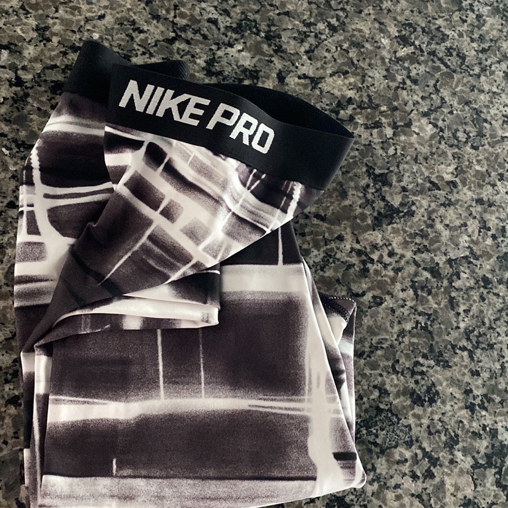 New WOT  XS nike pro leggings  length 36”, inseam 26”, waist 21” but stretchy